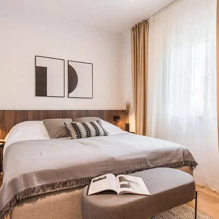 Auni Grey - Heated Pool - Rooftop - Seaview - Vila Kaštela