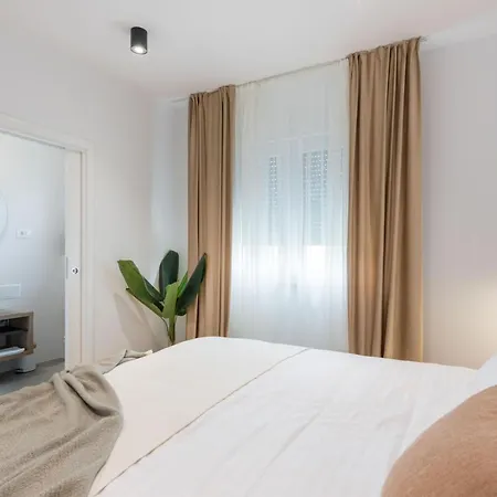 Auni Grey - Heated Pool - Rooftop - Seaview - Vila Kaštela